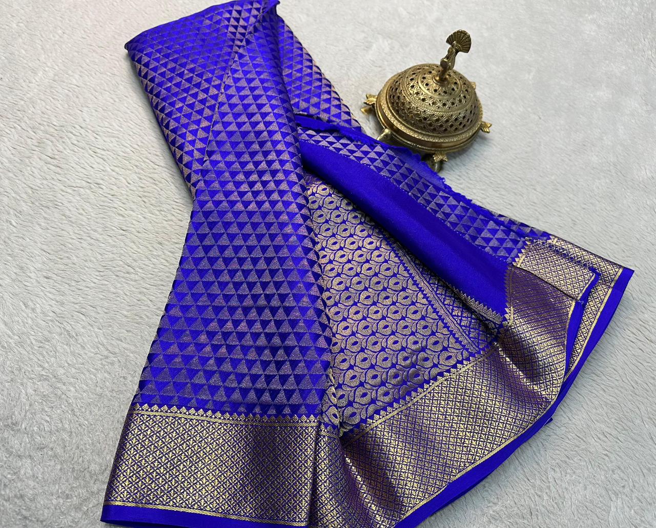 Celebrate Grace: Silk Brocade Saree with Majestic Zari Weaving and Rich Pallu