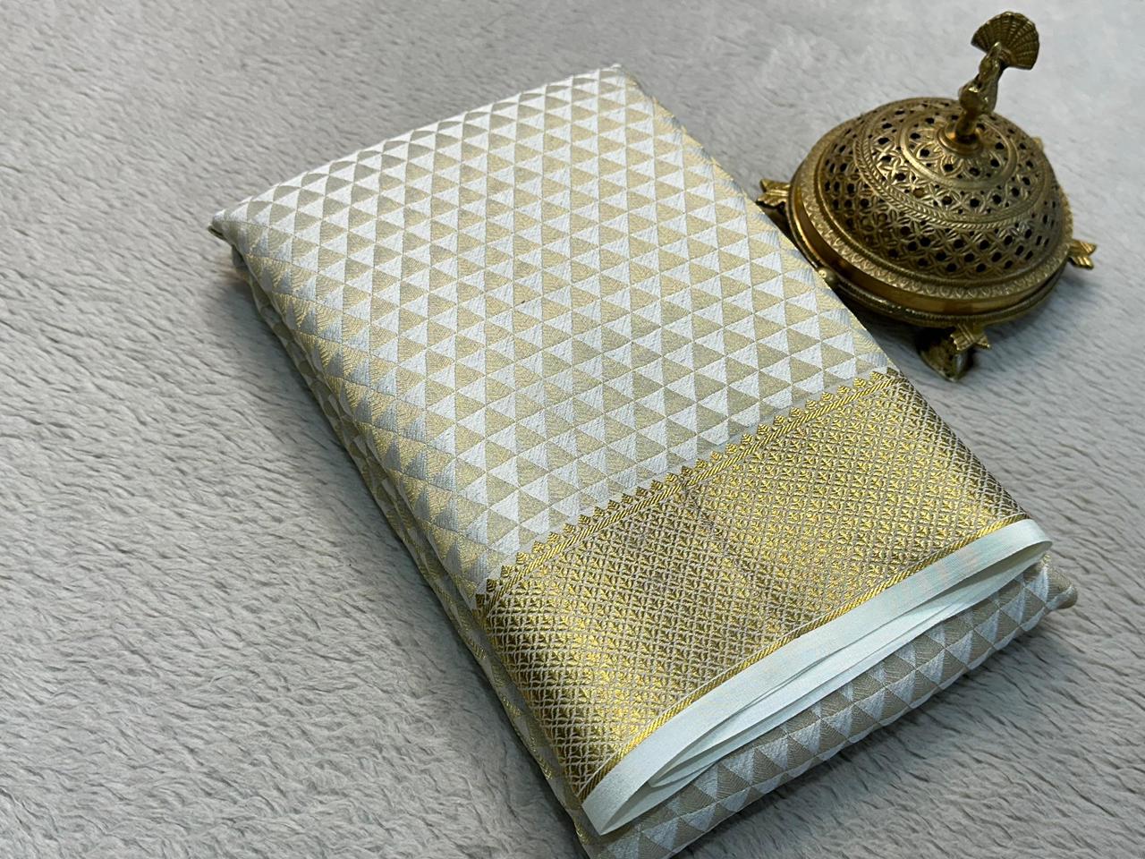 Celebrate Grace: Silk Brocade Saree with Majestic Zari Weaving and Rich Pallu