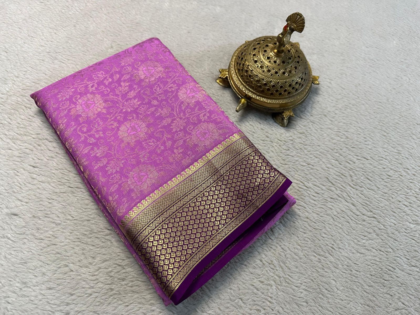 Unveil Timeless Beauty: Silk Brocade Saree with Intricate Zari Weaving & Rich Pallu