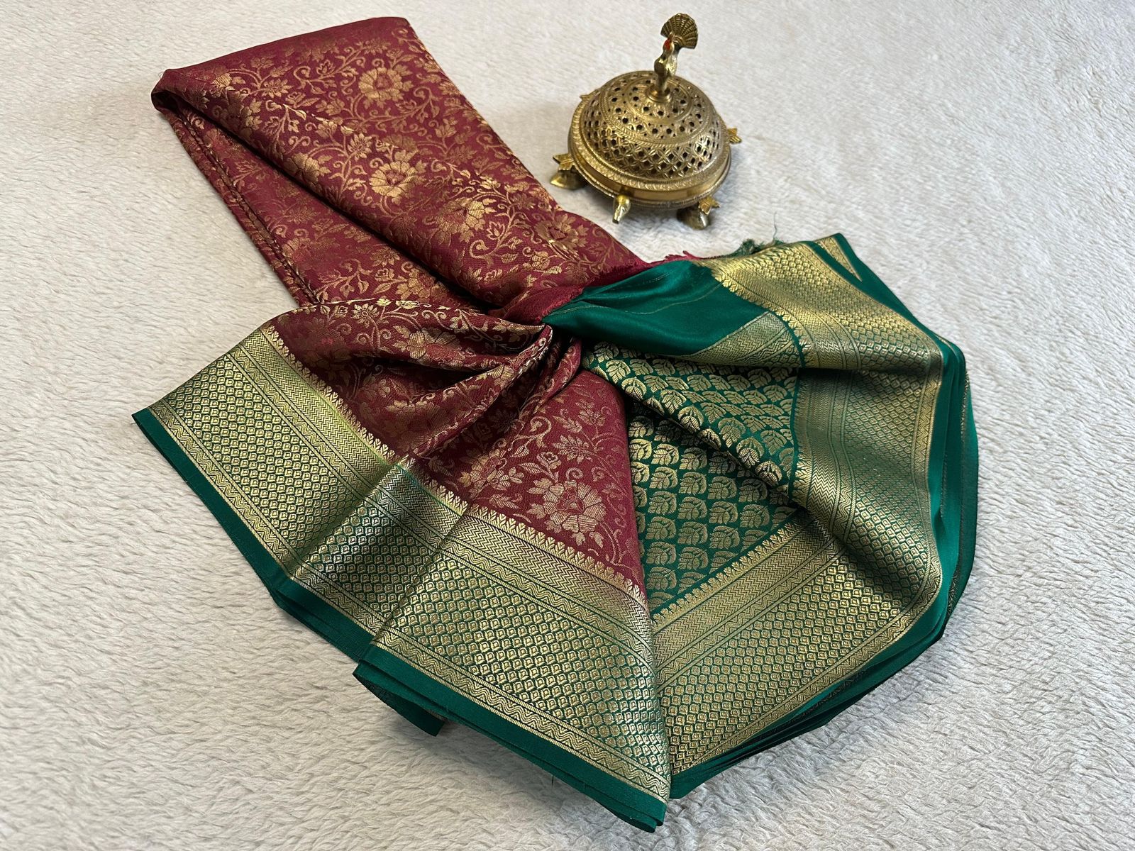 Unveil Timeless Beauty: Silk Brocade Saree with Intricate Zari Weaving & Rich Pallu