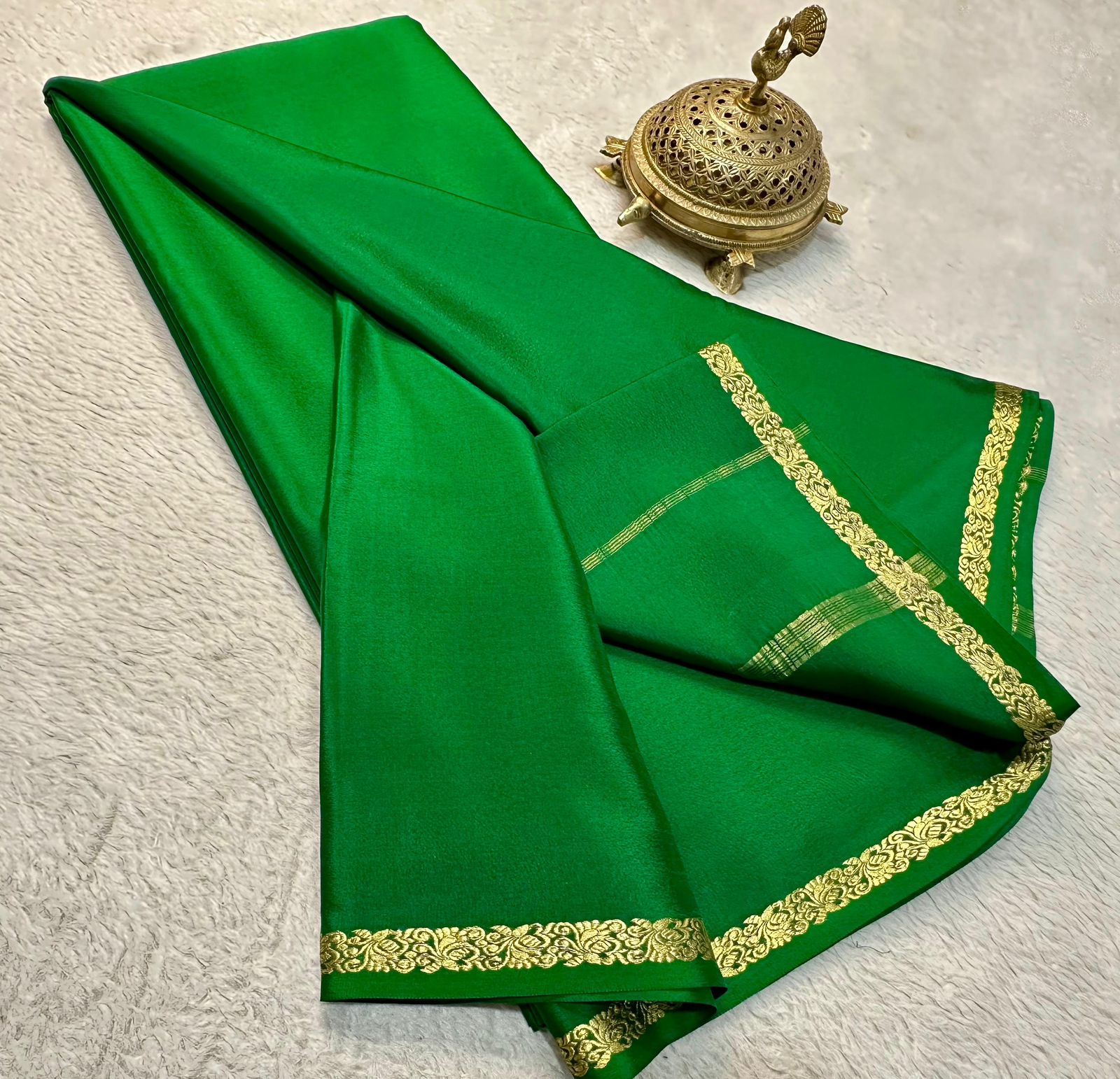 Timeless Beauty: Exquisite Line Pallu and Small Borders in Solid Colors