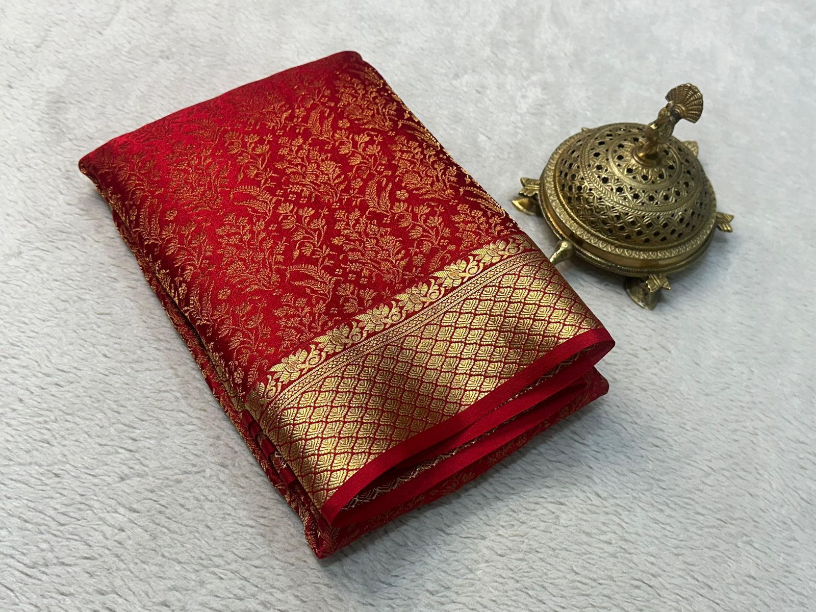 Exquisite Silk Brocade Bridal Sarees: Gold & Silver Weaving with Elegant Floral Design and Rich Pallu