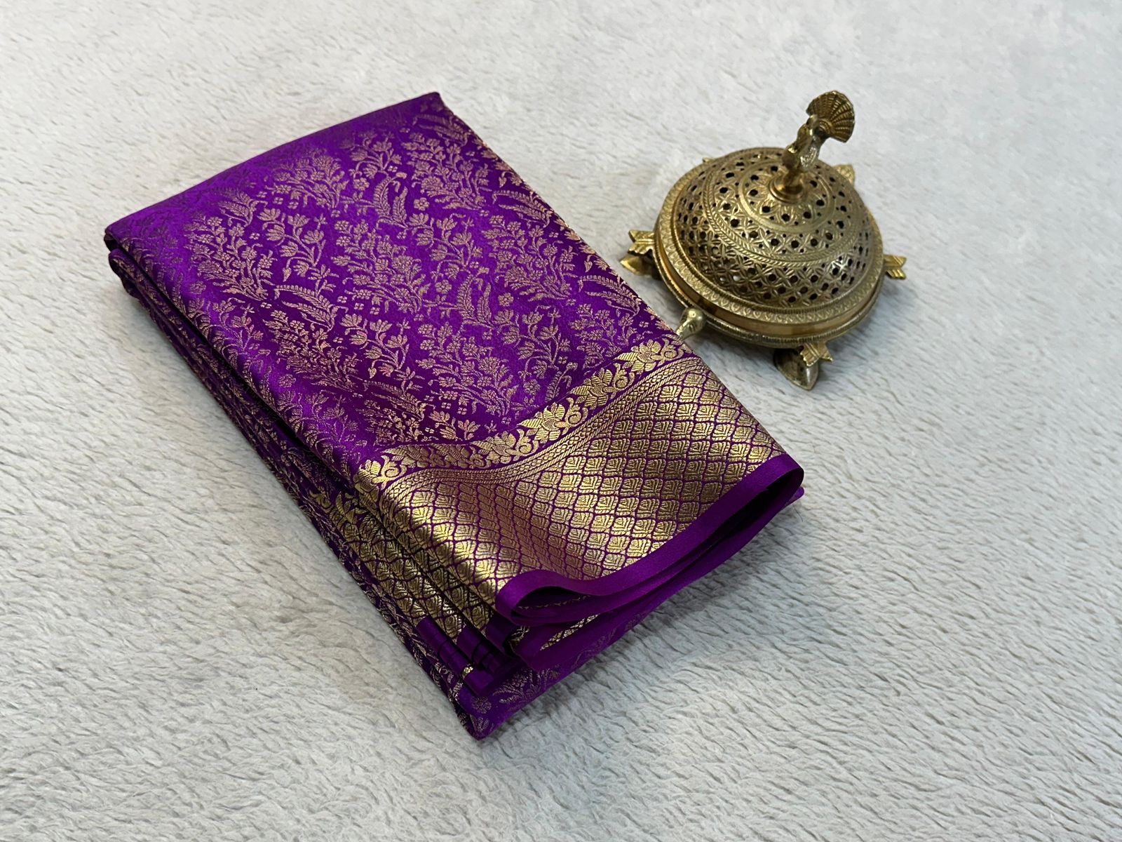 Premium Exquisite Silk Brocade Bridal Sarees: Gold & Silver Weaving with Elegant Floral Design and Rich Pallu for Weddings & Festive Wear