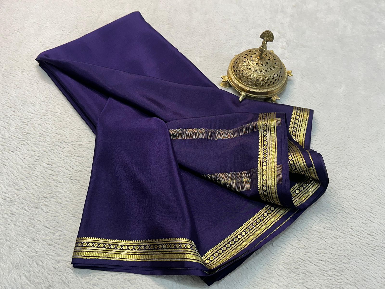 Traditional border with line pallu in beautiful solid colors