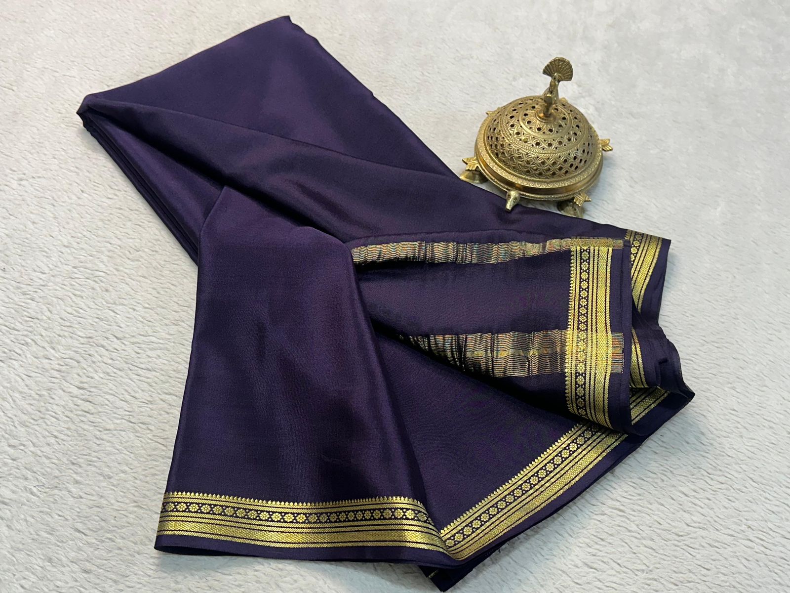 Traditional border with line pallu in beautiful solid colors