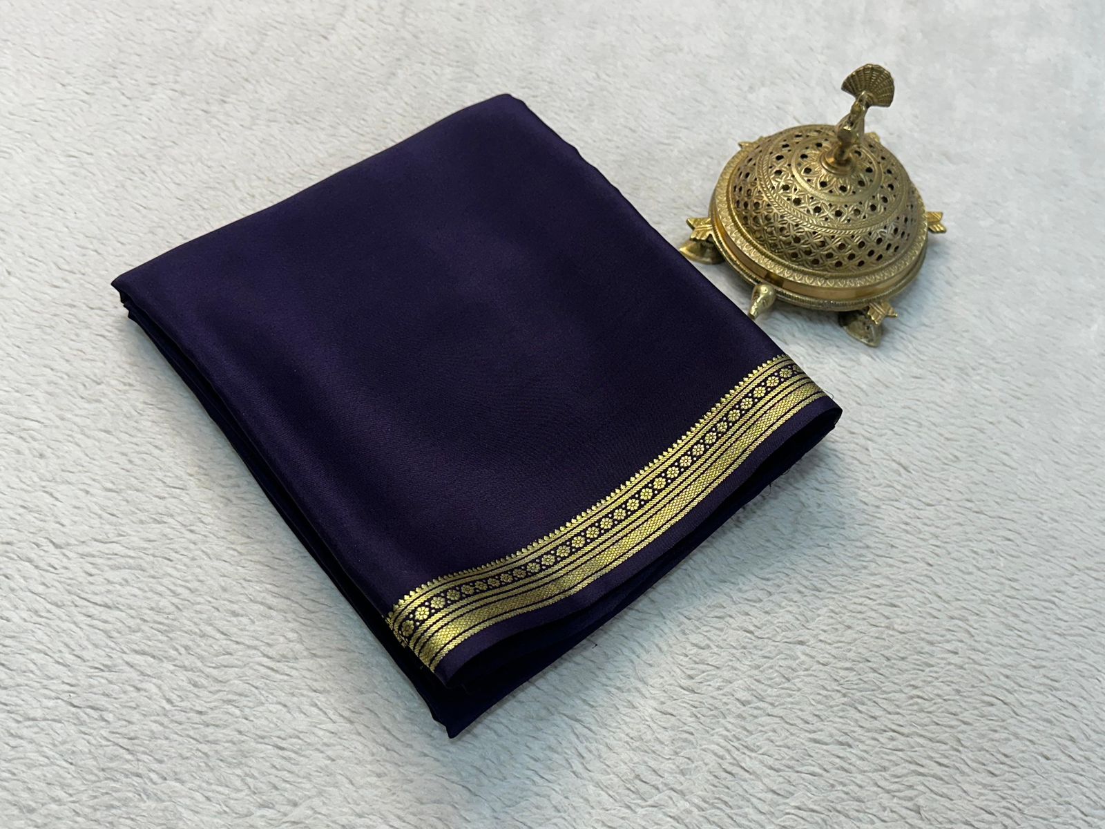 Traditional border with line pallu in beautiful solid colors