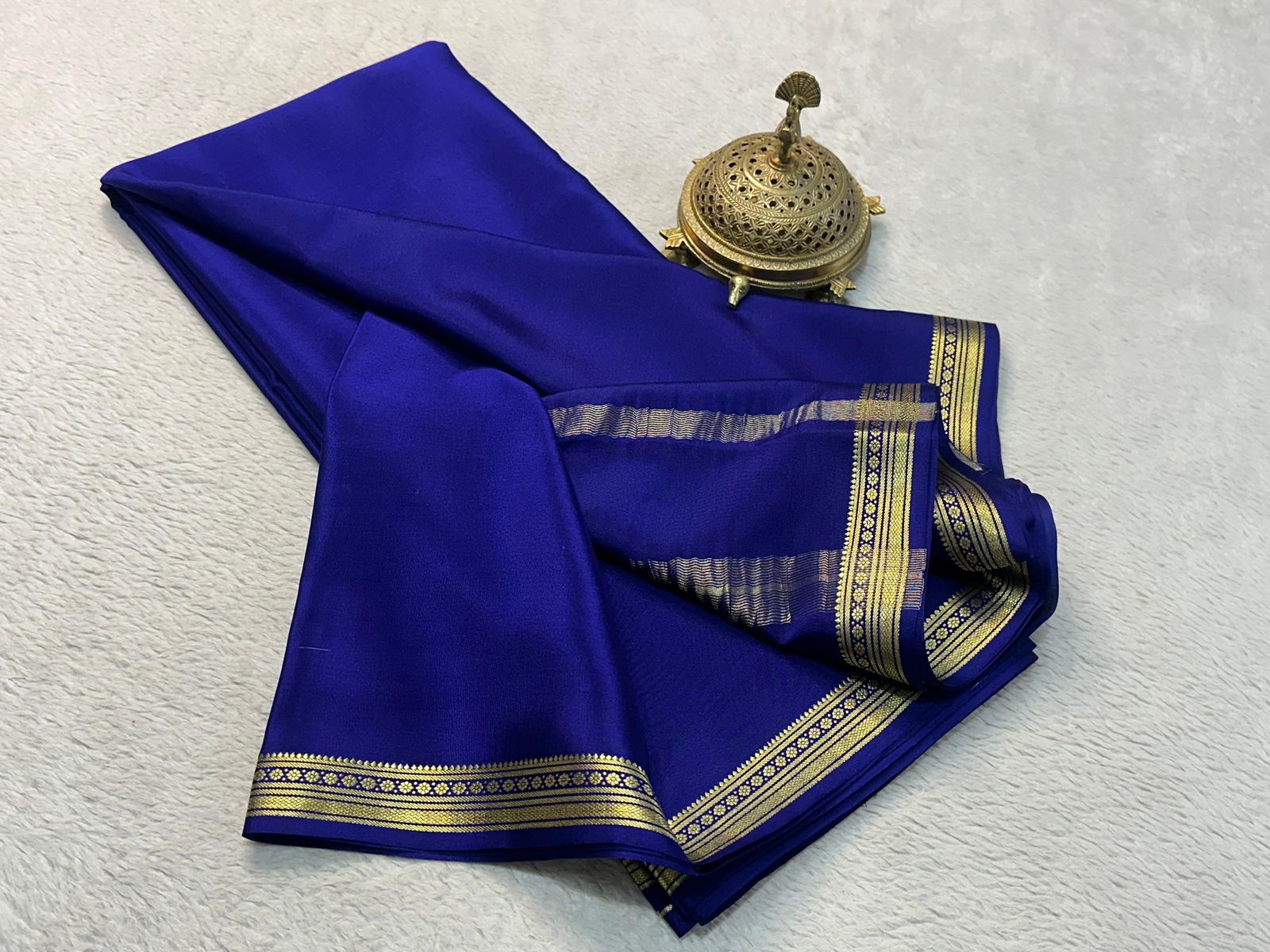 Traditional border with line pallu in beautiful solid colors