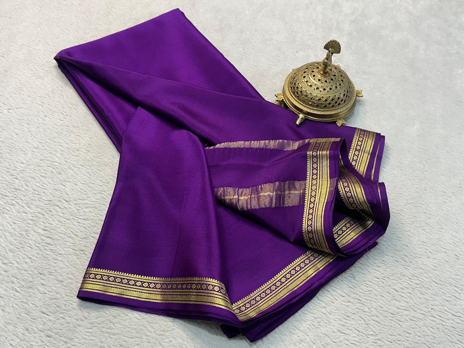 Traditional border with line pallu in beautiful solid colors