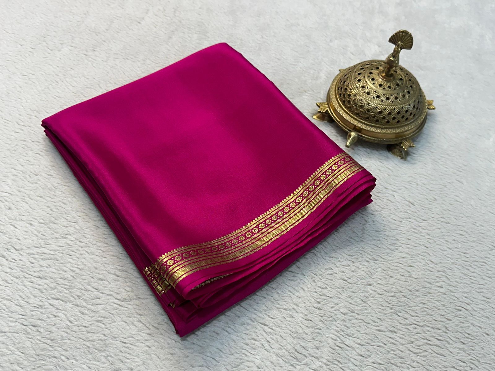 Traditional border with line pallu in beautiful solid colors