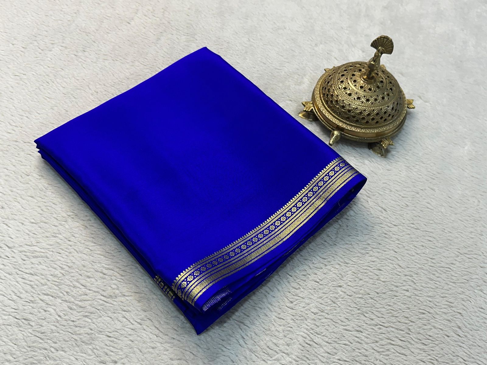 Traditional border with line pallu in beautiful solid colors