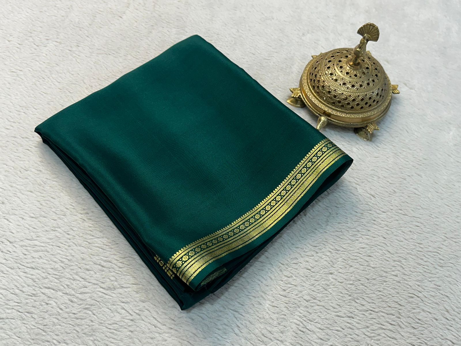 Traditional border with line pallu in beautiful solid colors