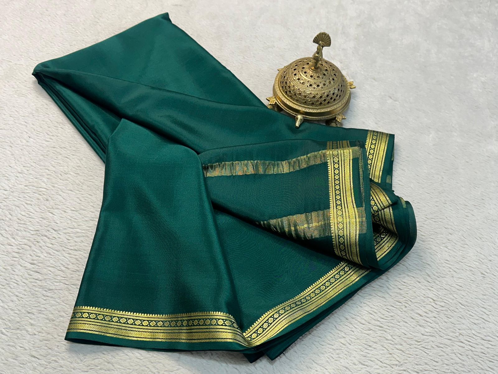 Traditional border with line pallu in beautiful solid colors