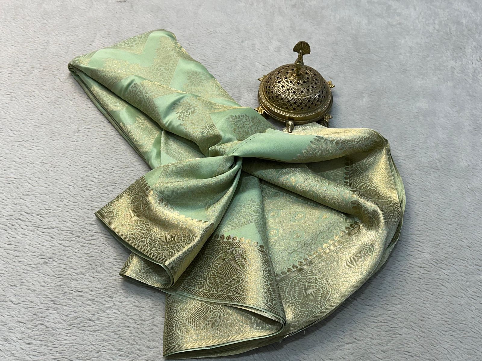 'Elegant Silk Brocade Bridal Saree: Rich Floral Zig-Zag Design with Opulent Pallu in Beautiful Solid Colors