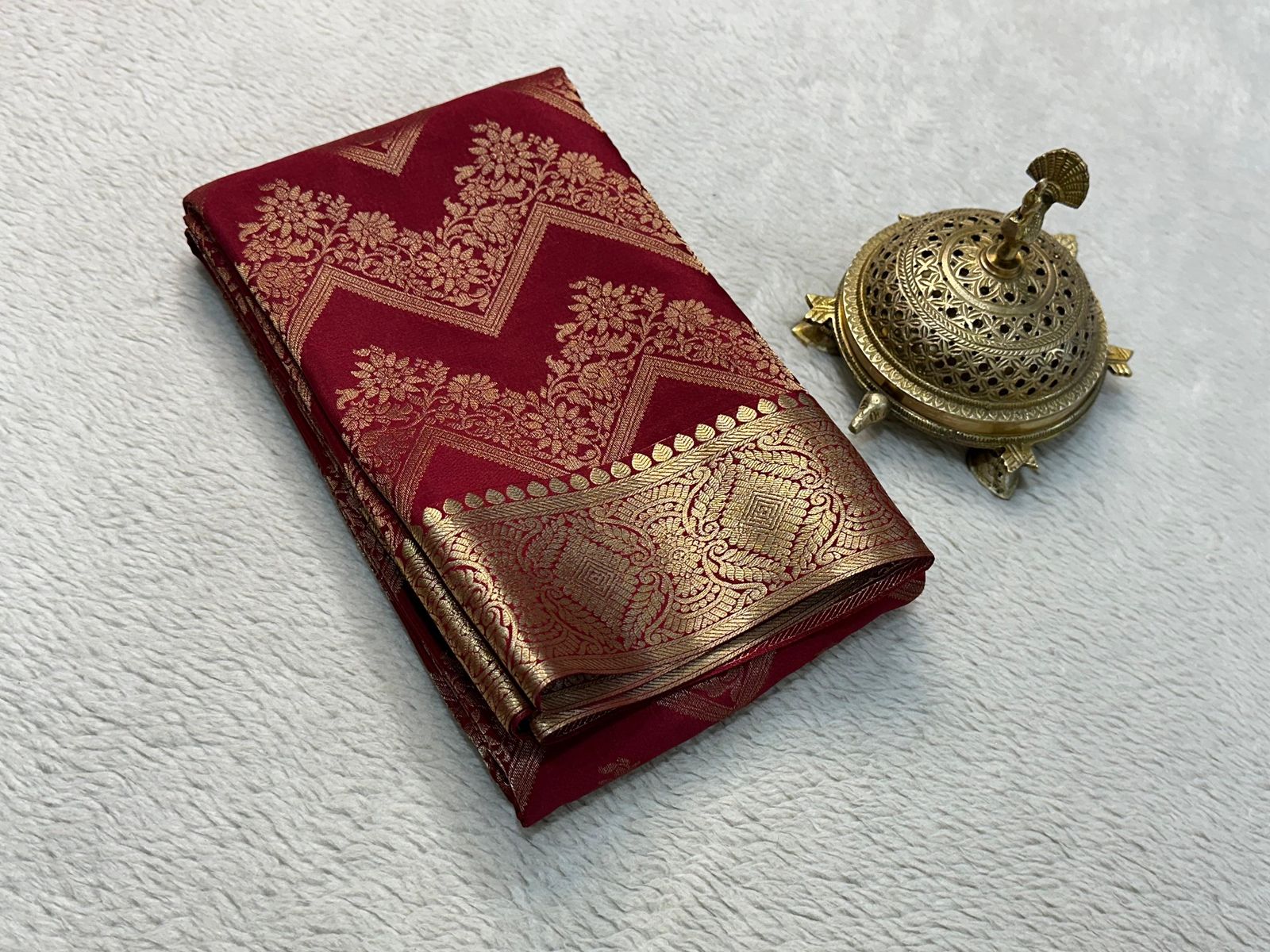 'Elegant Silk Brocade Bridal Saree: Rich Floral Zig-Zag Design with Opulent Pallu in Beautiful Solid Colors