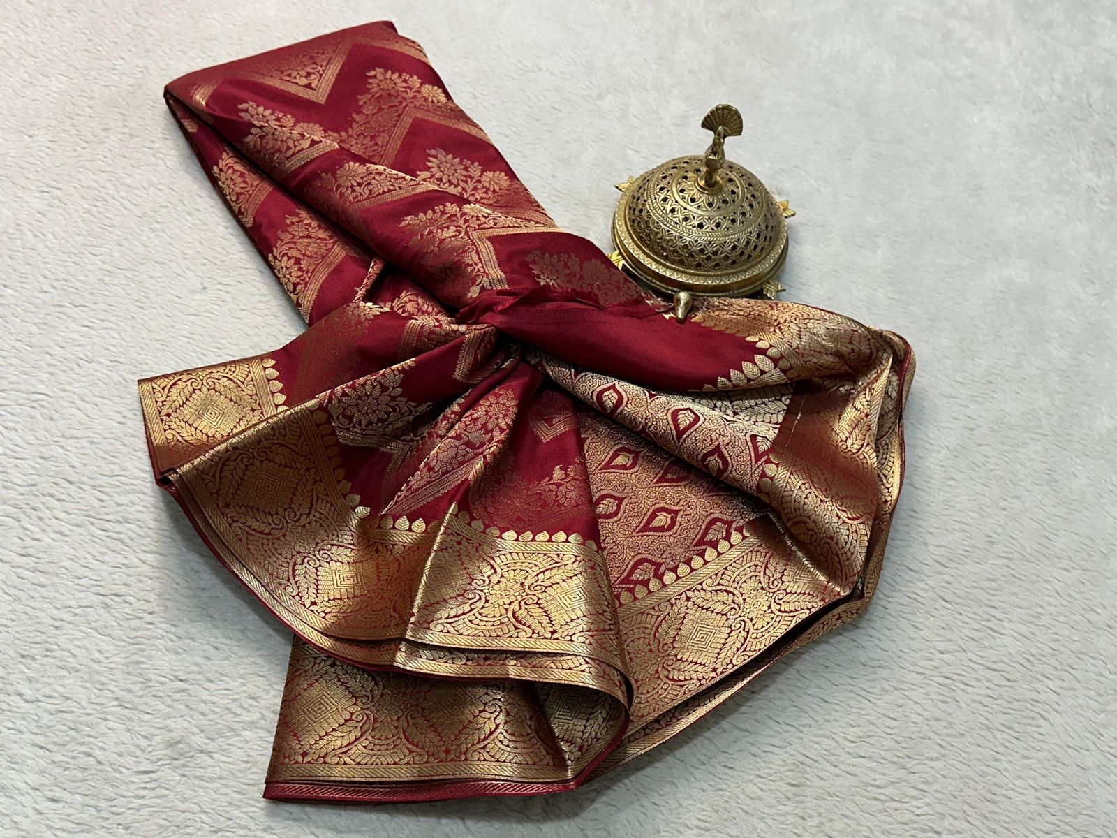 Elegant Silk Brocade Bridal Saree: Rich Floral Zig-Zag Design with Opulent Pallu