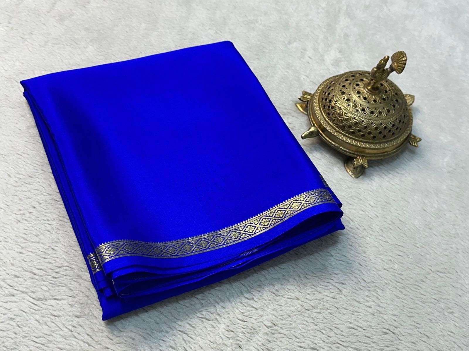 Solid Elegance: Graceful Small Border Sarees with Captivating Line Pallu