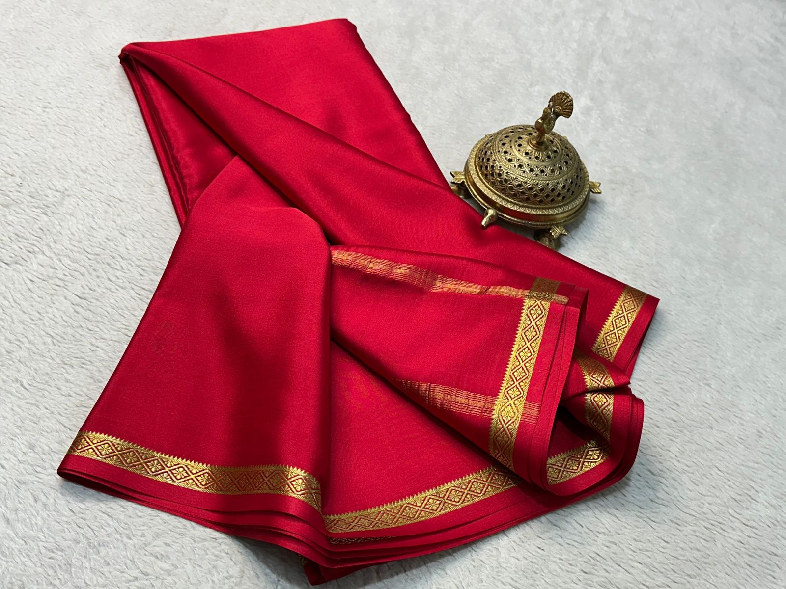 Solid Elegance: Graceful Small Border Sarees with Captivating Line Pallu