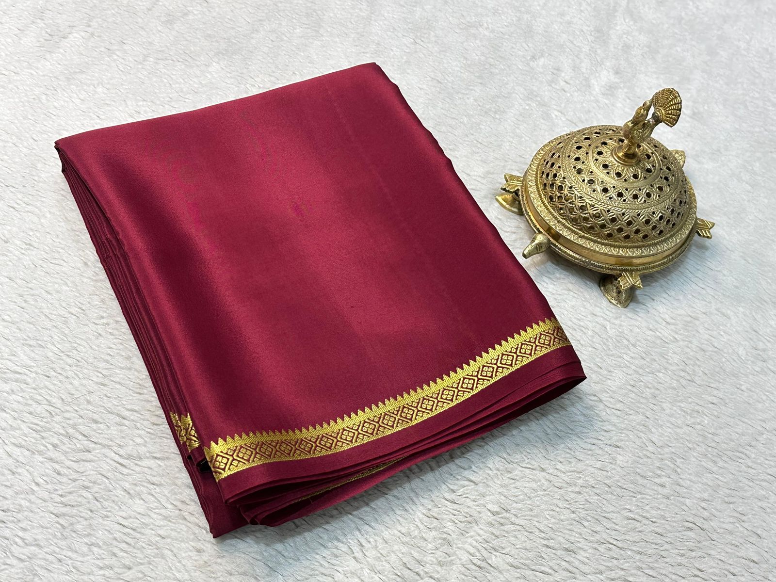 Solid Elegance: Graceful Small Border Sarees with Captivating Line Pallu