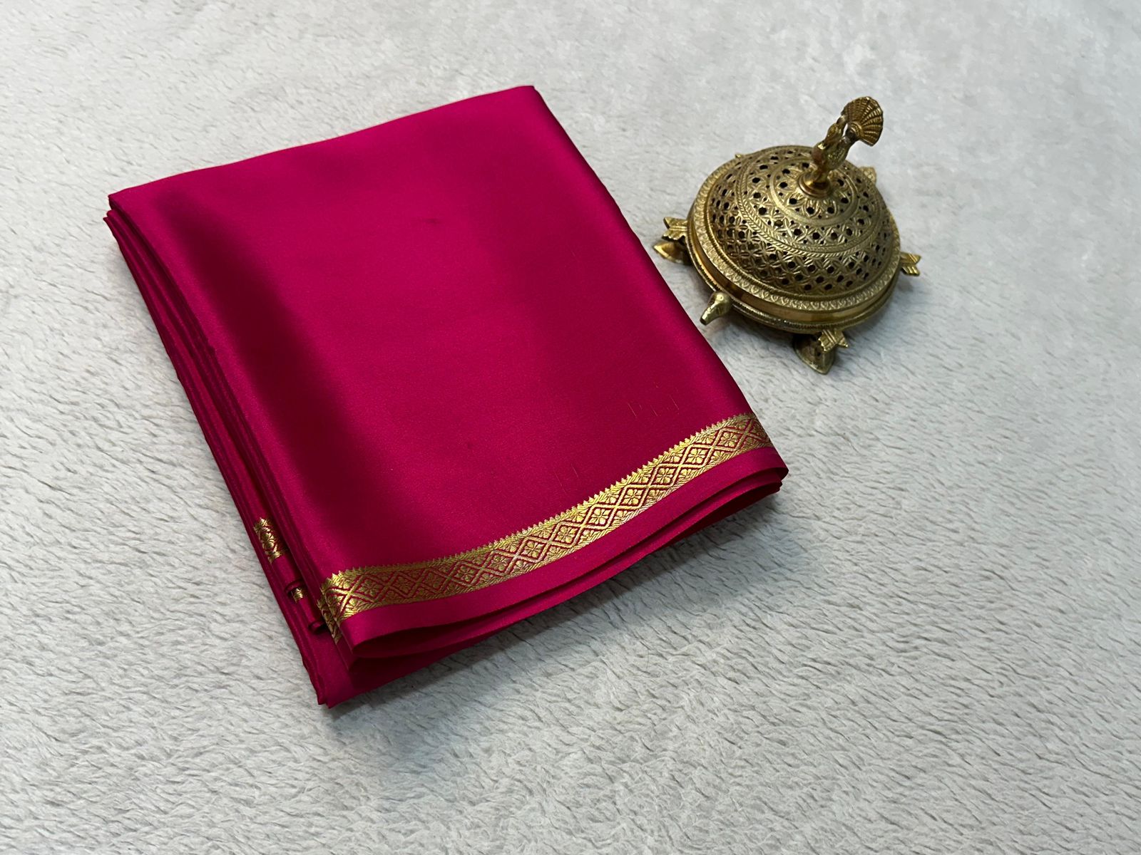 Solid Elegance: Graceful Small Border Sarees with Captivating Line Pallu