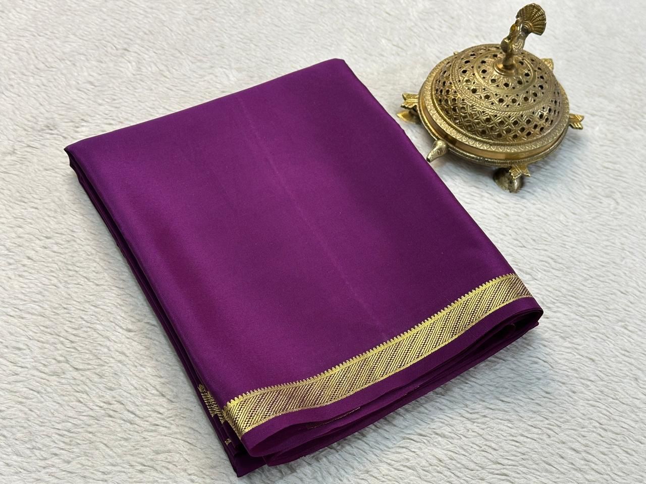 Elegant Simplicity: Beautiful Solid Colors with Small Border and Line Pallu