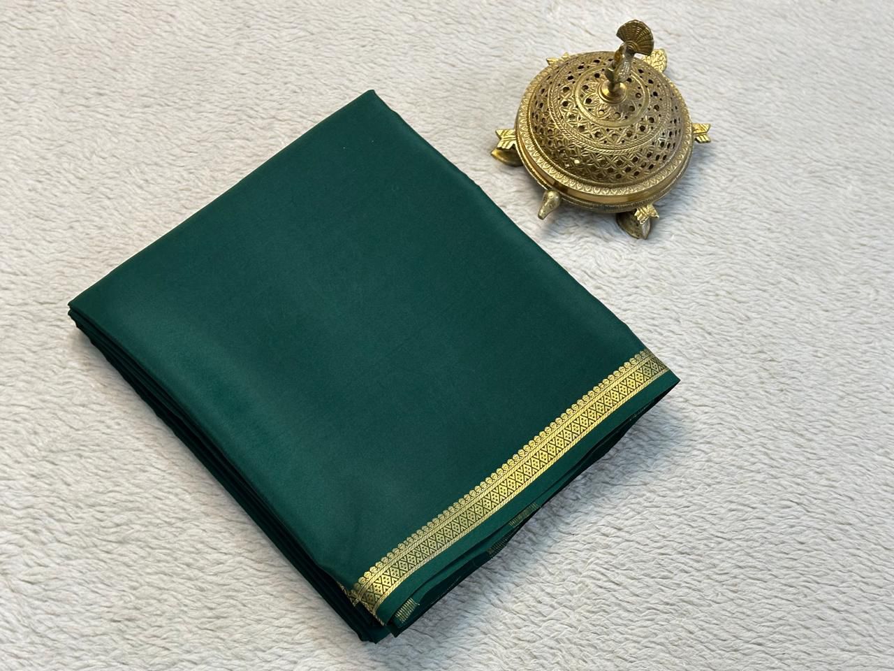 Unveil Grace: Small Border Sarees with Intricate Line Pallu in Bold Solid Shades