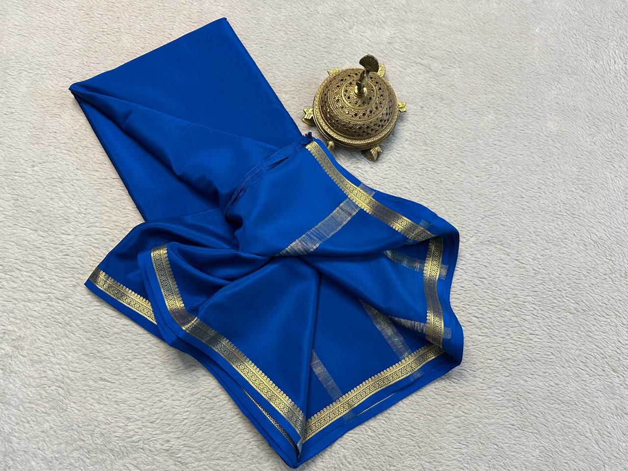 Unveil Grace: Small Border Sarees with Intricate Line Pallu in Bold Solid Shades