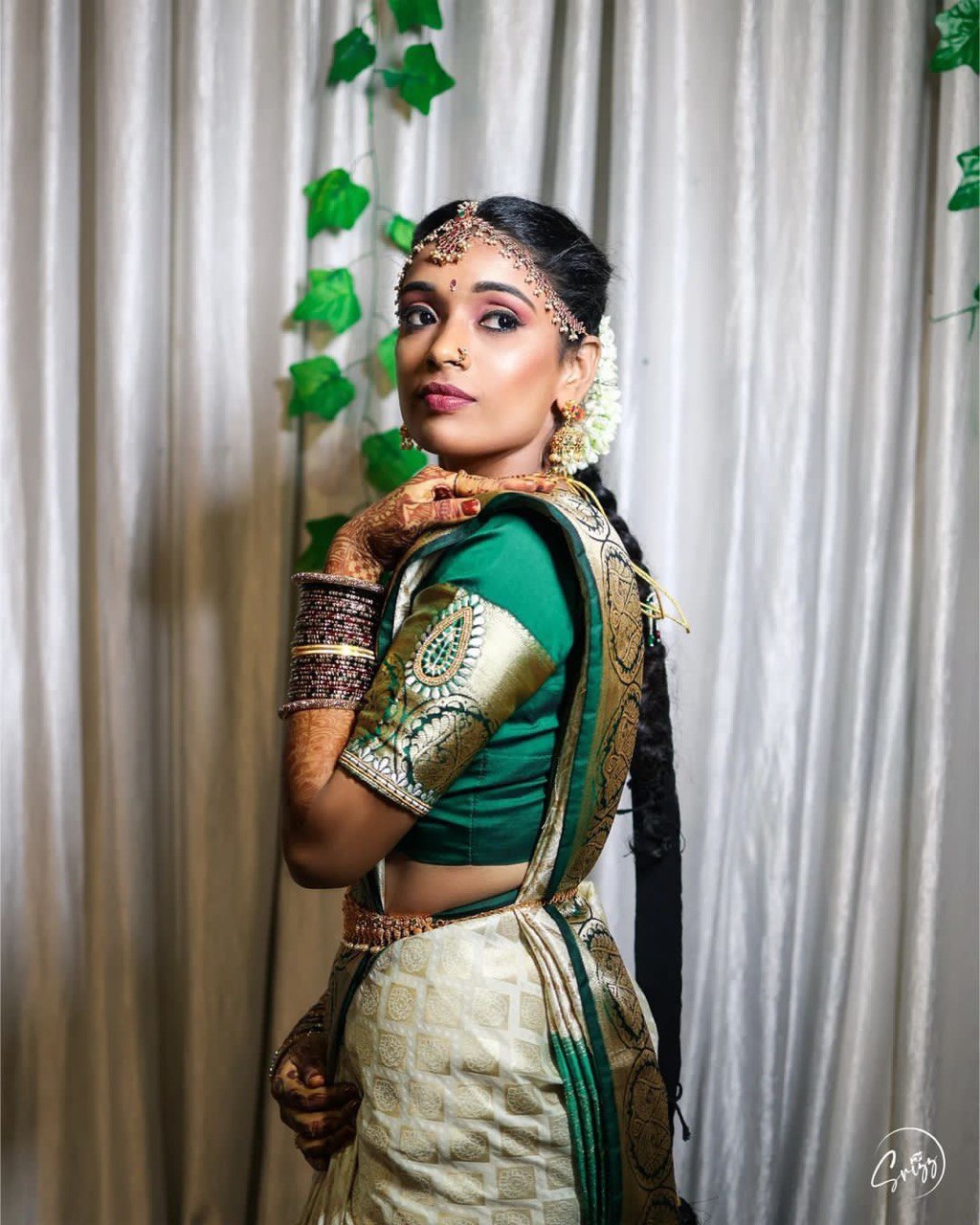 Luxurious White Pure Silk Banarasi Saree with Kadwa Weaving