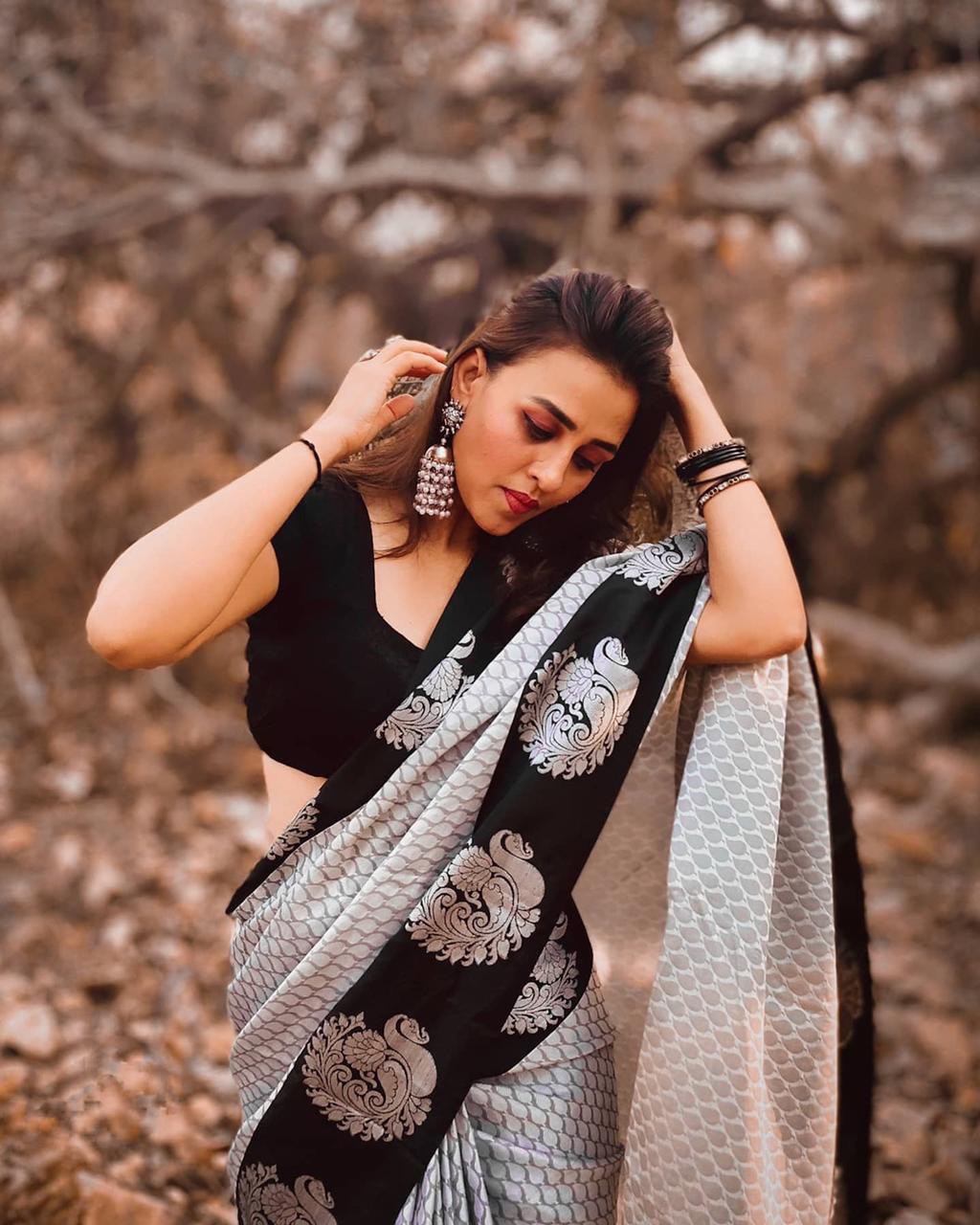 Luxurious Pure Silk Banarasi Saree adorned with Delicate Floral Jacquard Design