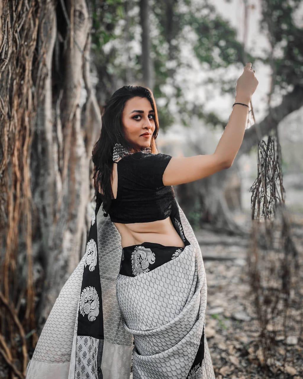 Exquisite Floral Patterned Black Banarasi Jacquard Silk Saree for Special Occasions