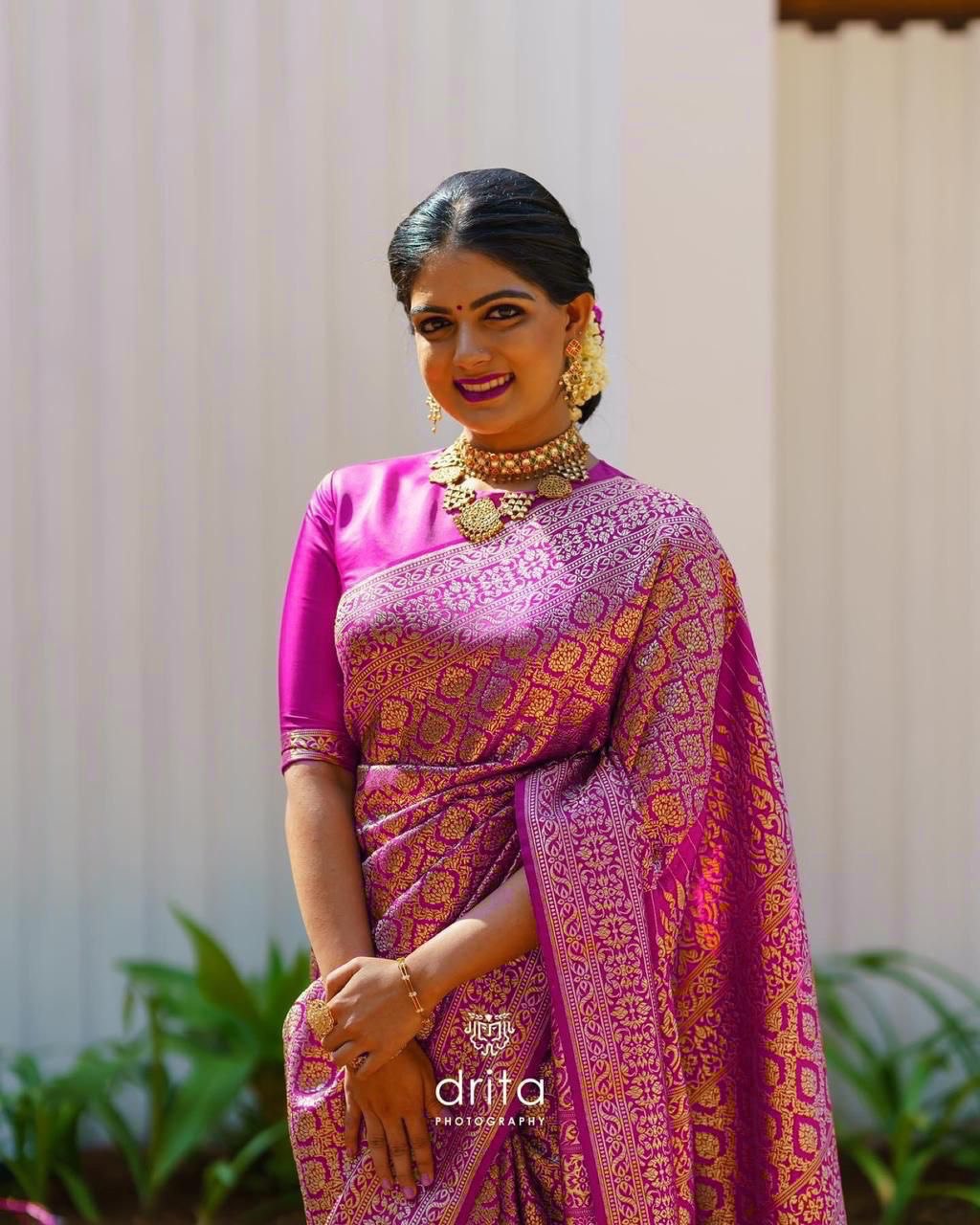 Stylish Drapes: Pink Lichi Soft Silk Banarasi Jacquard Saree, Adding Glamour to Your Ensemble