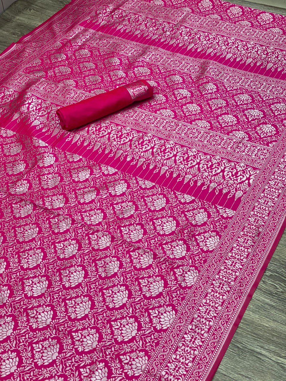 Elegant Ensemble: Pink Lichi Soft Silk Banarasi Jacquard Saree, Reflecting Traditional Craftsmanship