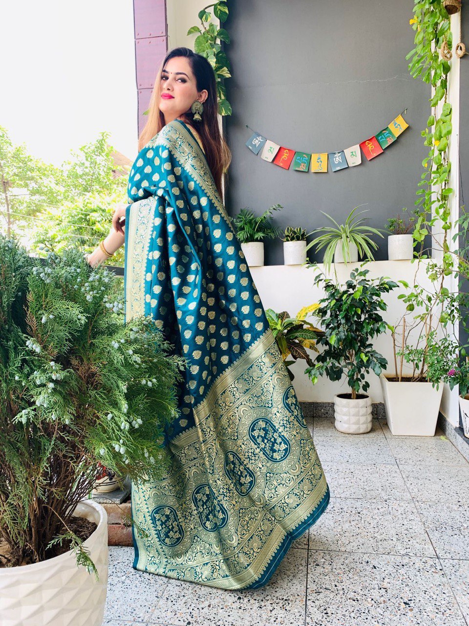 Splendid Craftsmanship: Multicolor Temple Border Banarasi Pure Silk Saree, Showcasing Impeccable Artistry and Rich Heritage in Every Thread