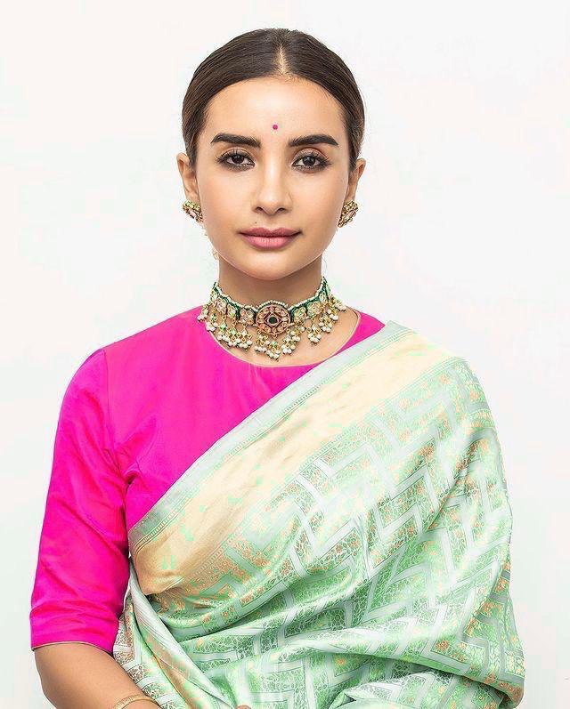 Light Green Banarasi Saree in Soft Silk with Jacquard Cotton Design, Reflecting Timeless Elegance