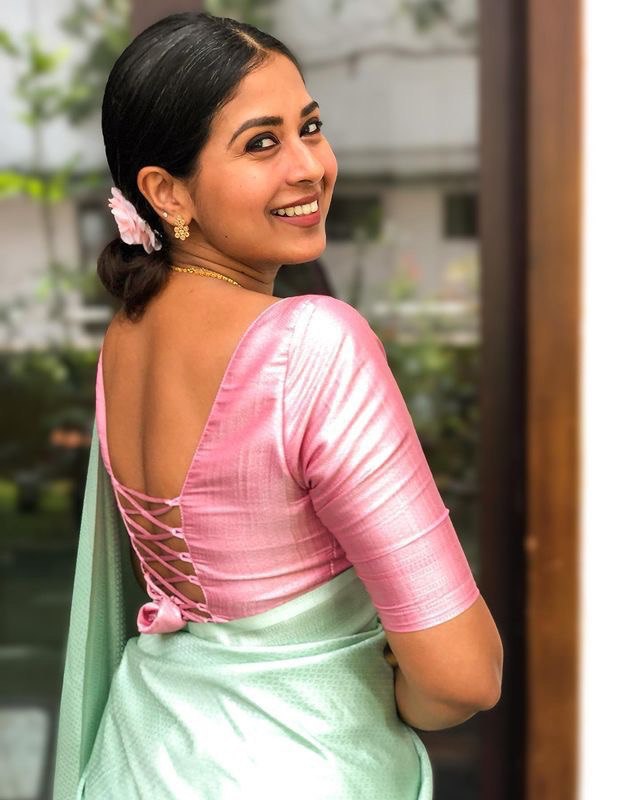 Enchanting Silver Green Zari Weaving Banarasi Silk Blend Saree
