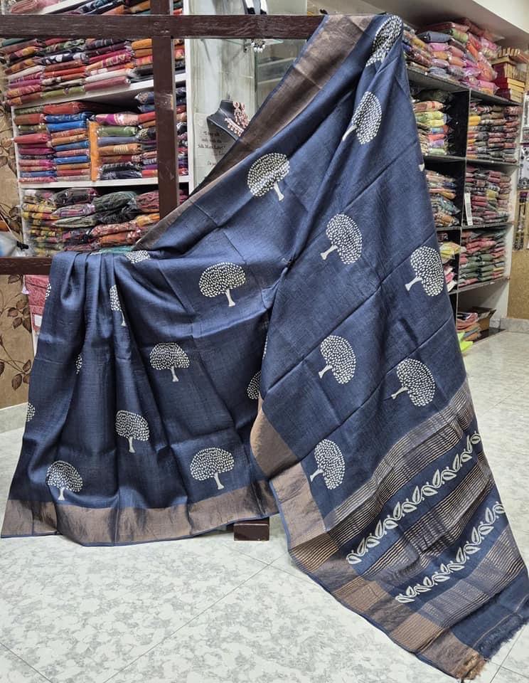Premium Sophisticated Charm: Tussar Handprint Sarees with Elegant Kanchi Pallu in Grey for Weddings & Festive Wear