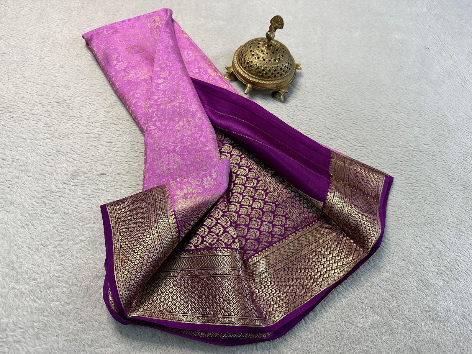 Unveil Timeless Beauty: Silk Brocade Saree with Intricate Zari Weaving & Rich Pallu