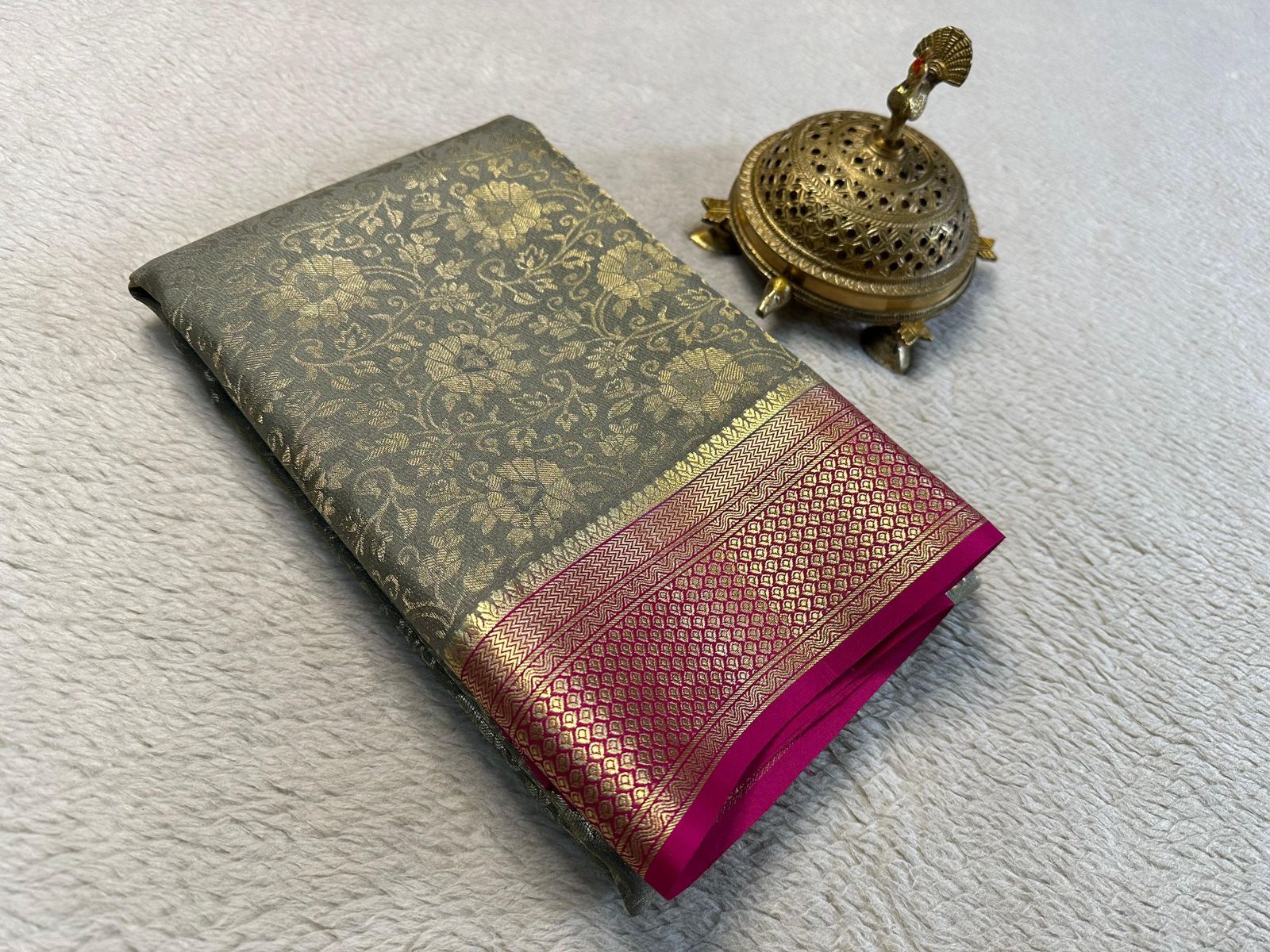 Unveil Timeless Beauty: Silk Brocade Saree with Intricate Zari Weaving & Rich Pallu