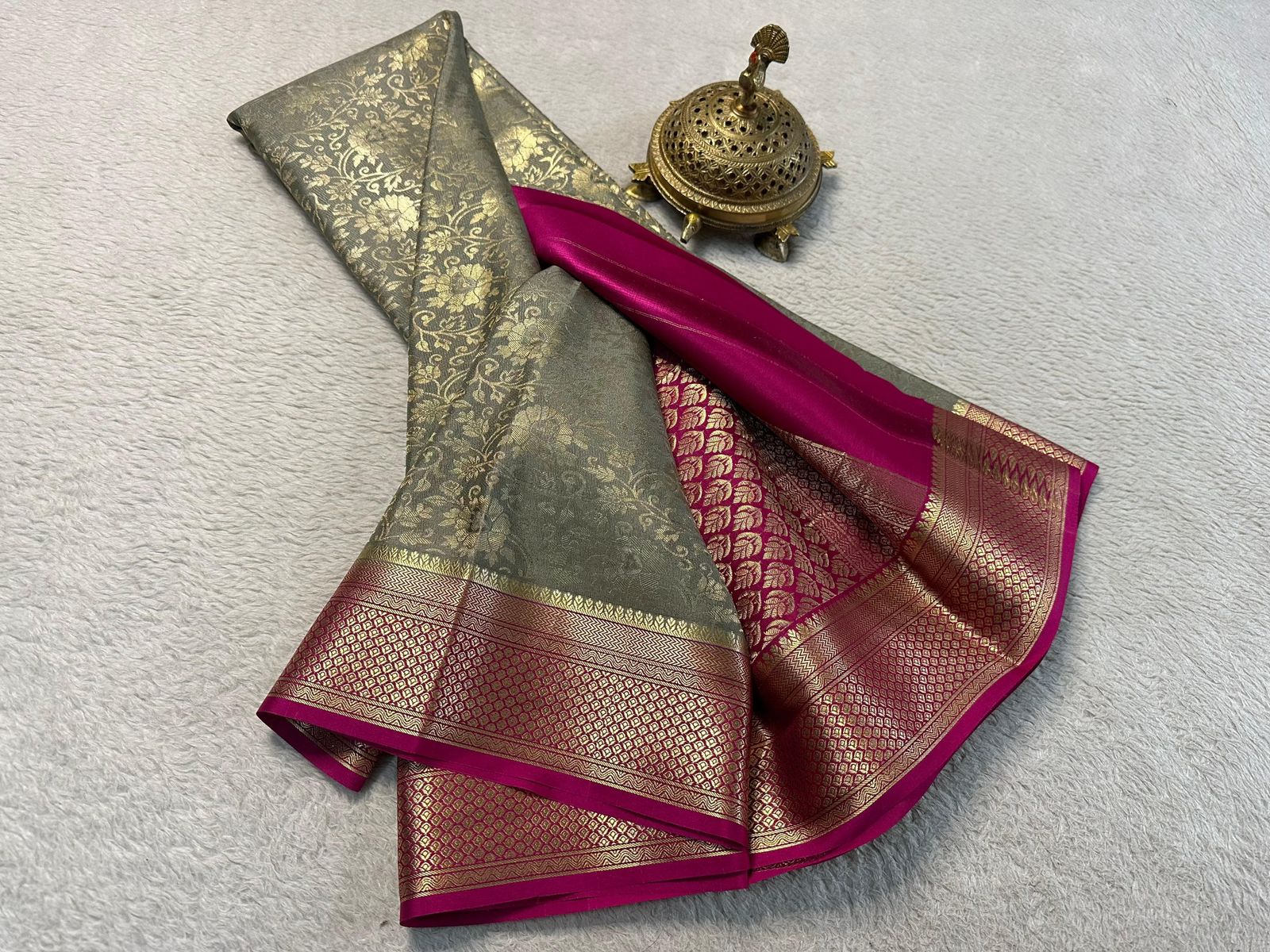 Unveil Timeless Beauty: Silk Brocade Saree with Intricate Zari Weaving & Rich Pallu