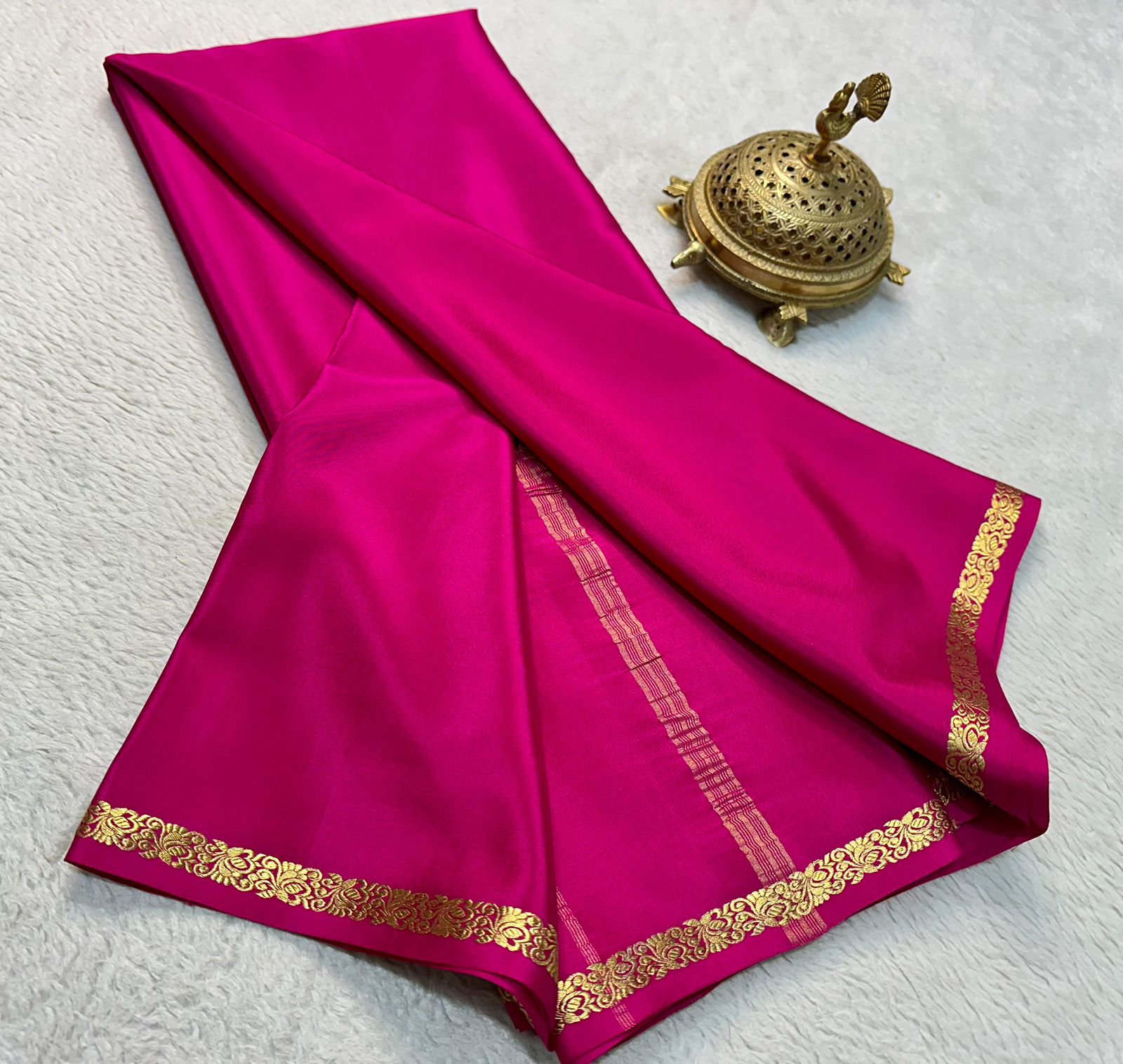 Timeless Beauty: Exquisite Line Pallu and Small Borders in Solid Colors