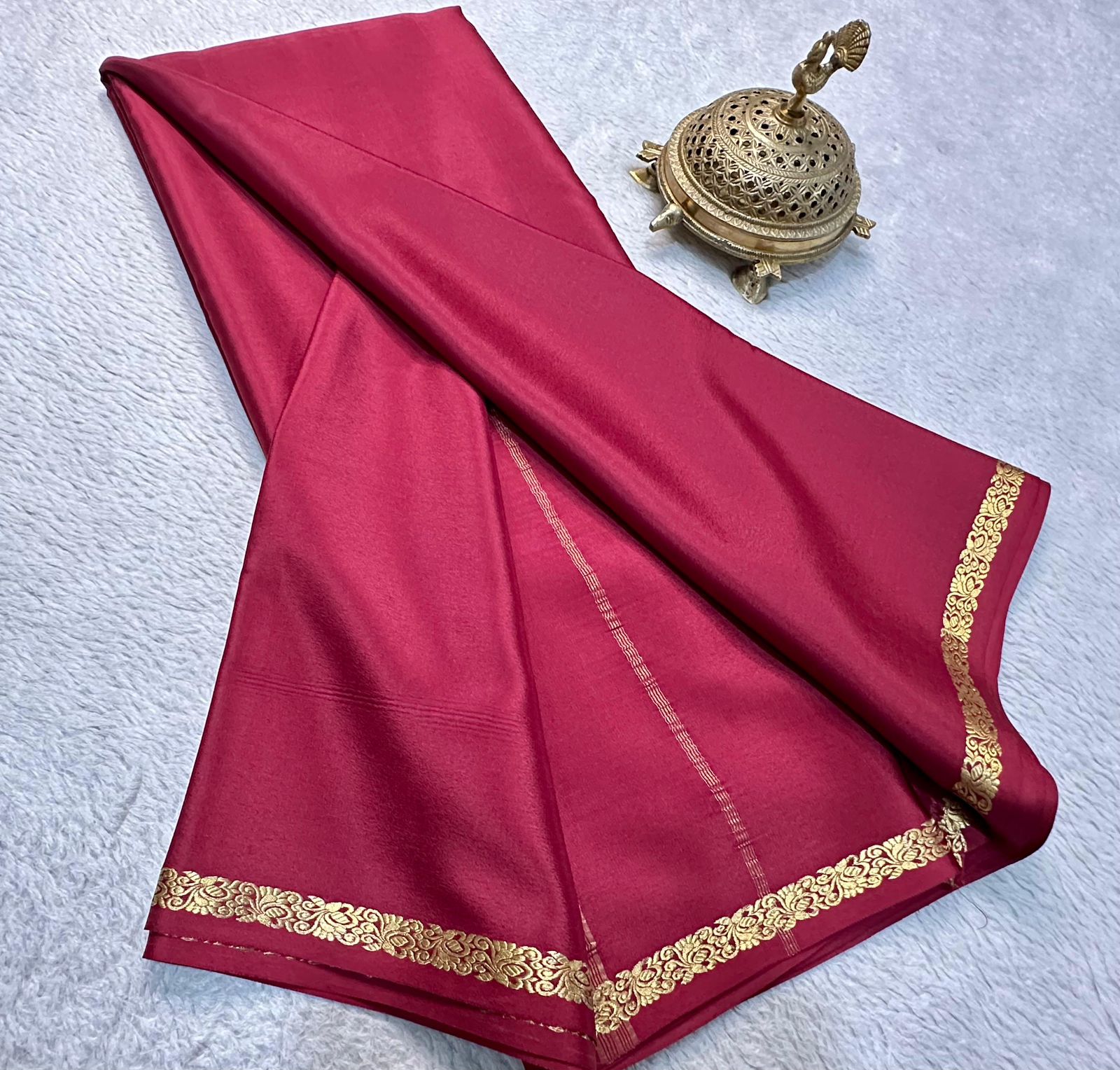 Timeless Beauty: Exquisite Line Pallu and Small Borders in Solid Colors