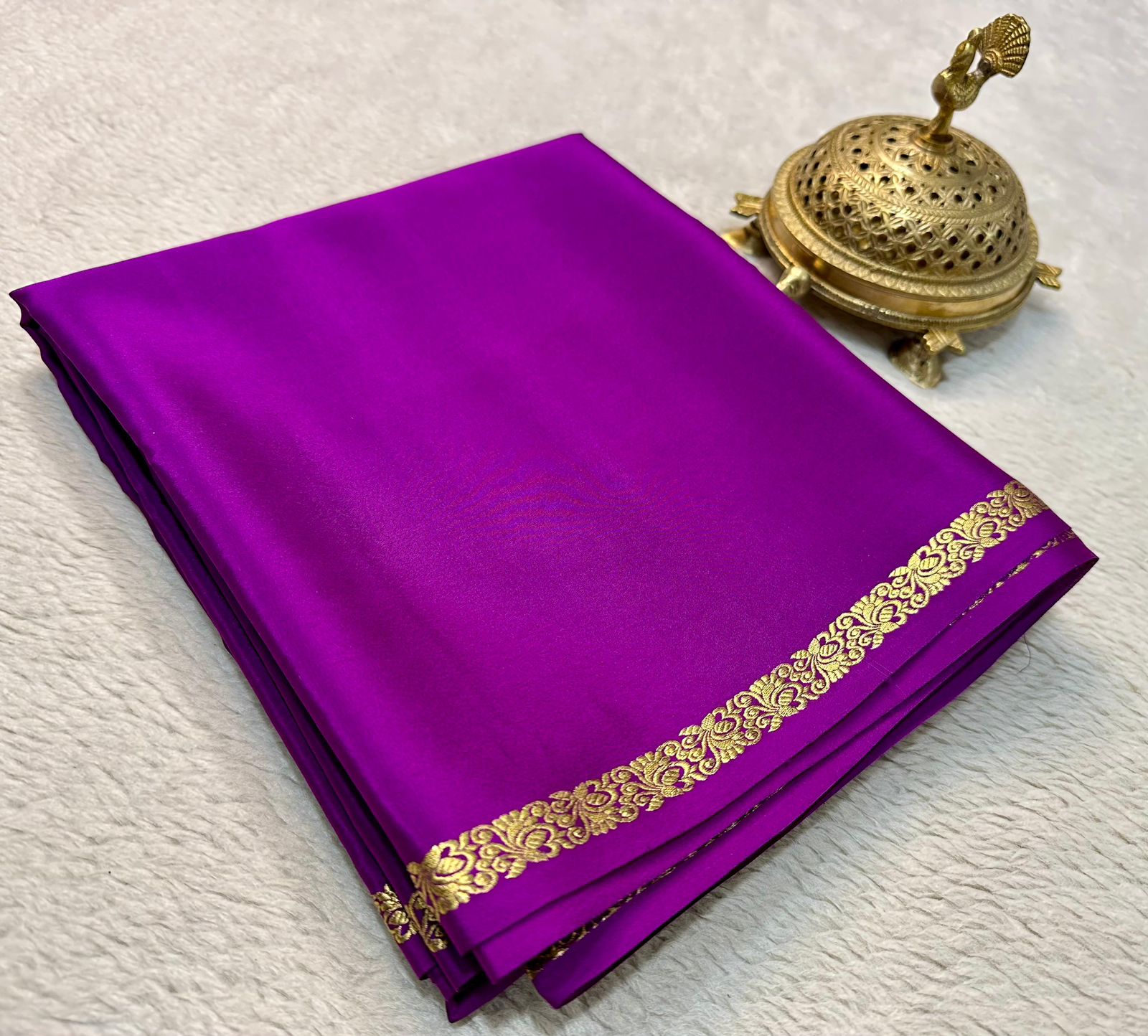 Timeless Beauty: Exquisite Line Pallu and Small Borders in Solid Colors