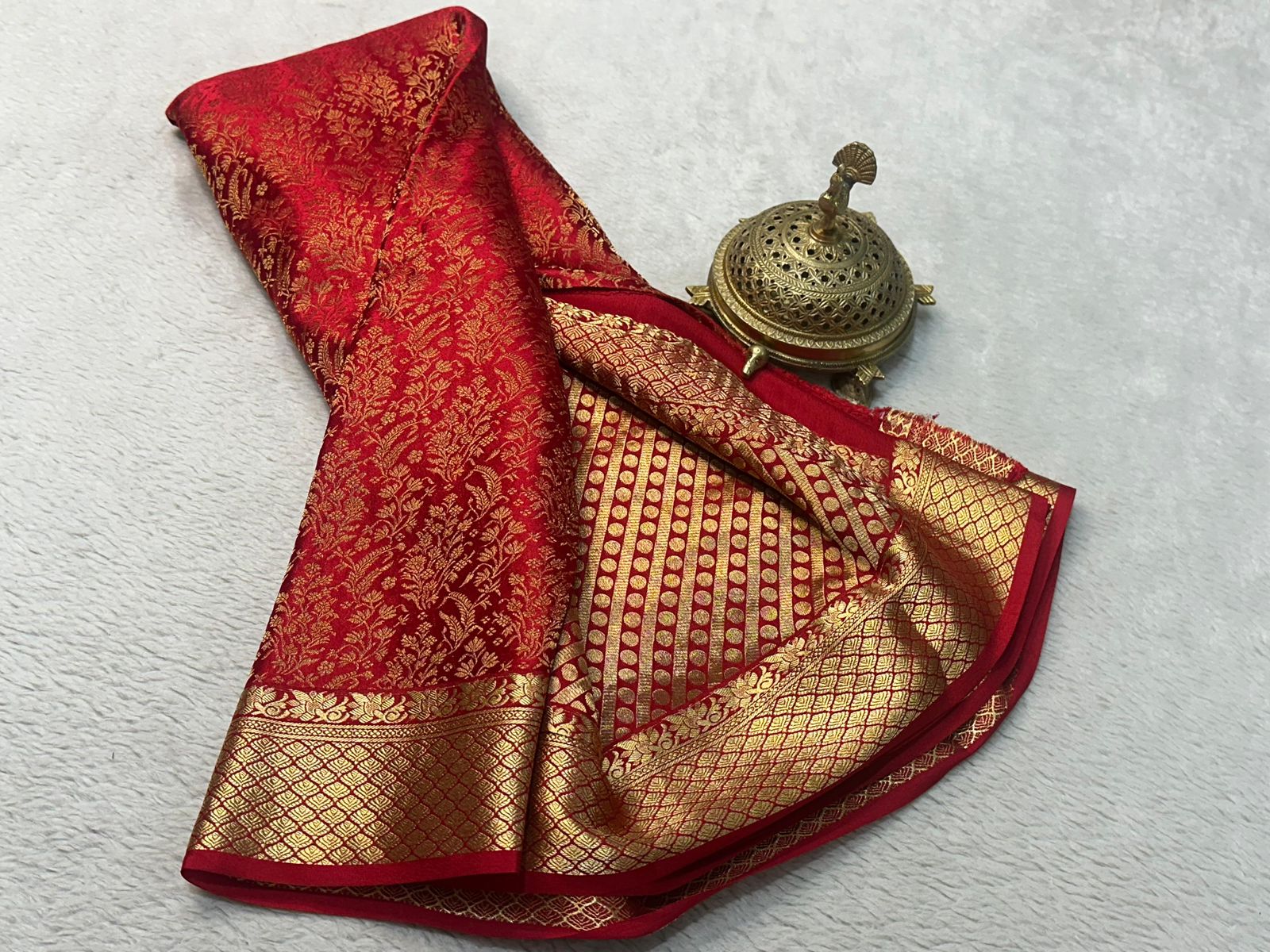 Exquisite Silk Brocade Bridal Sarees: Gold & Silver Weaving with Elegant Floral Design and Rich Pallu