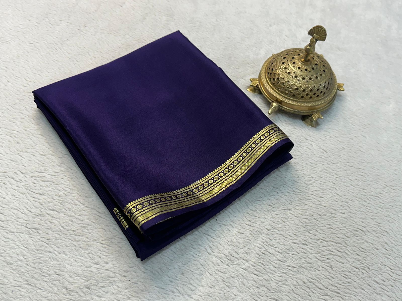 Traditional border with line pallu in beautiful solid colors