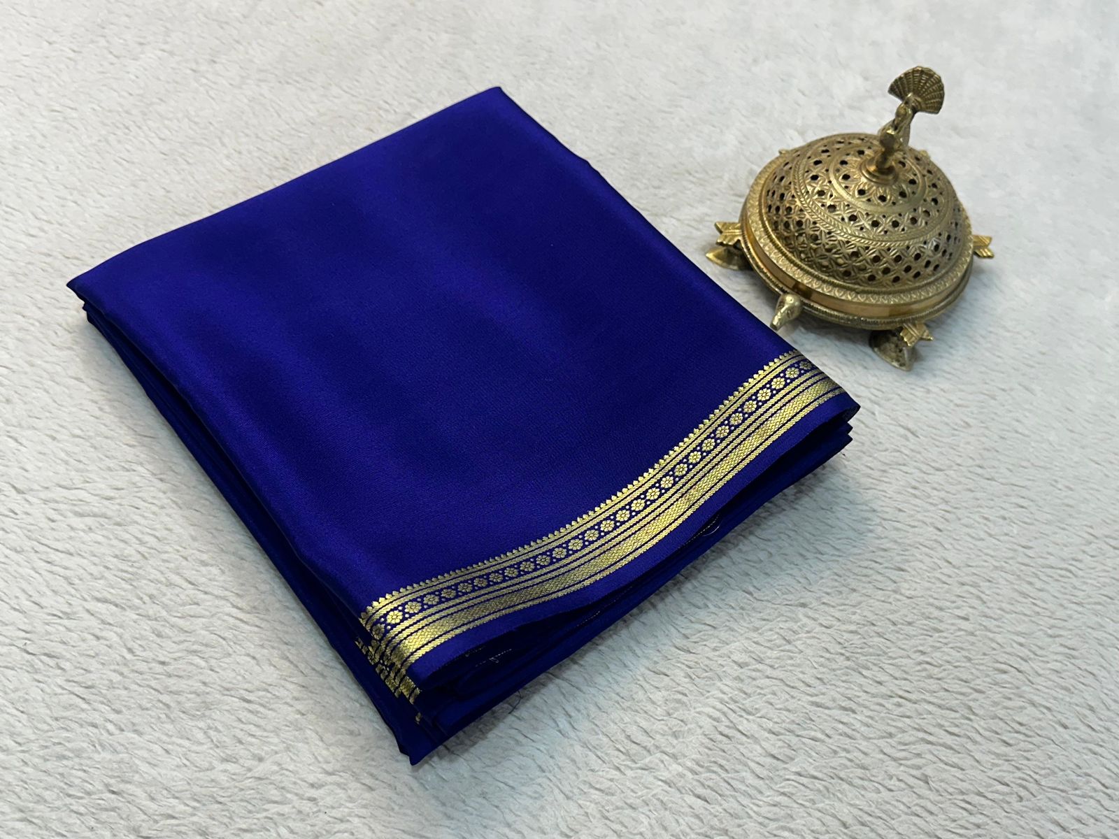 Traditional border with line pallu in beautiful solid colors