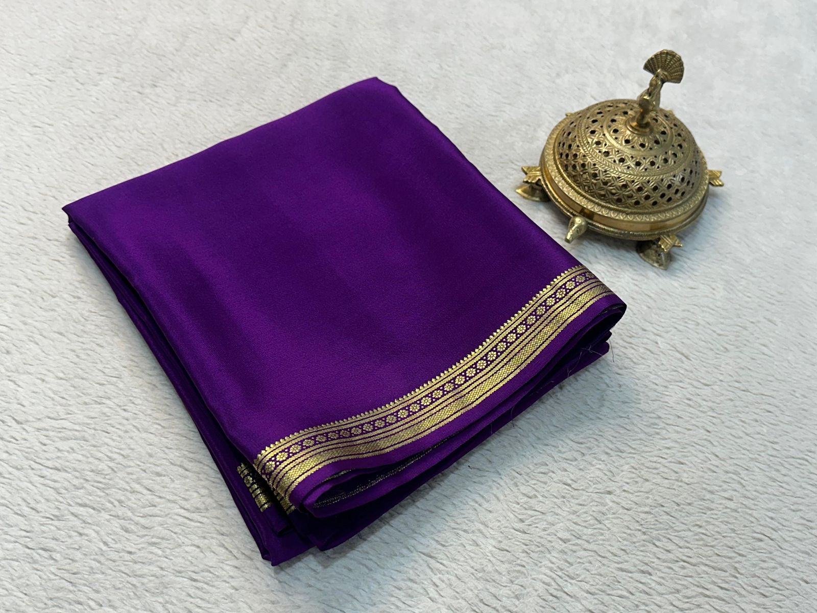 Traditional border with line pallu in beautiful solid colors