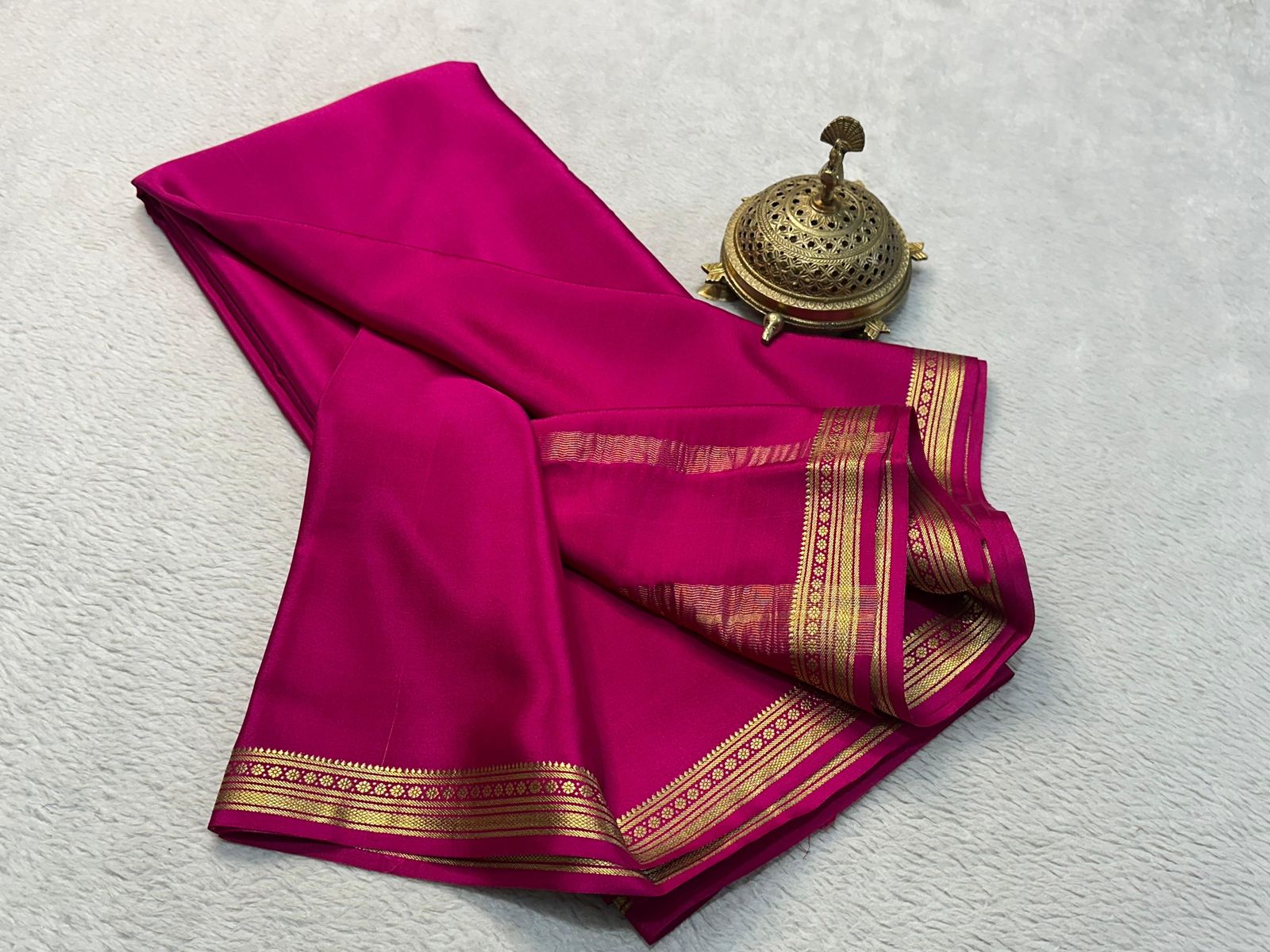 Traditional border with line pallu in beautiful solid colors