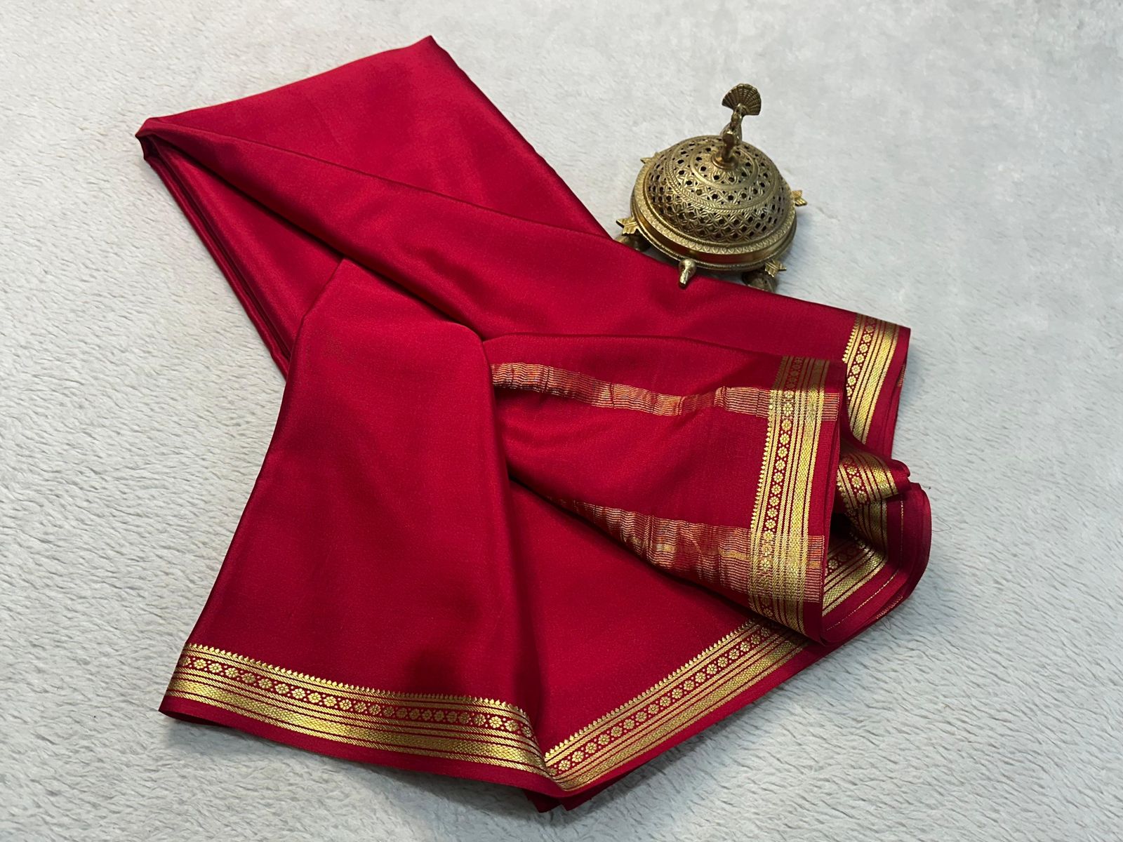 Traditional border with line pallu in beautiful solid colors