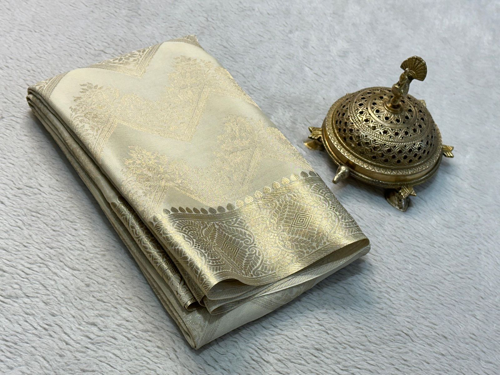 'Elegant Silk Brocade Bridal Saree: Rich Floral Zig-Zag Design with Opulent Pallu in Beautiful Solid Colors