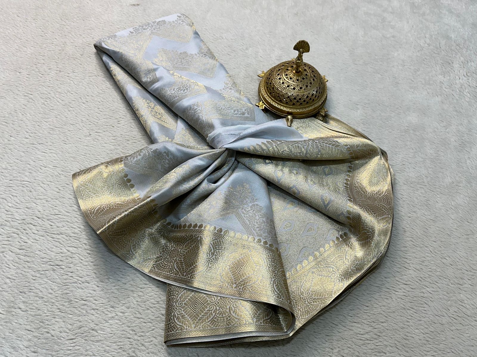 Elegant Silk Brocade Bridal Saree: Rich Floral Zig-Zag Design with Opulent Pallu