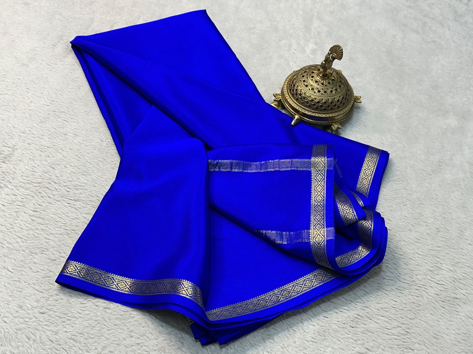 Solid Elegance: Graceful Small Border Sarees with Captivating Line Pallu